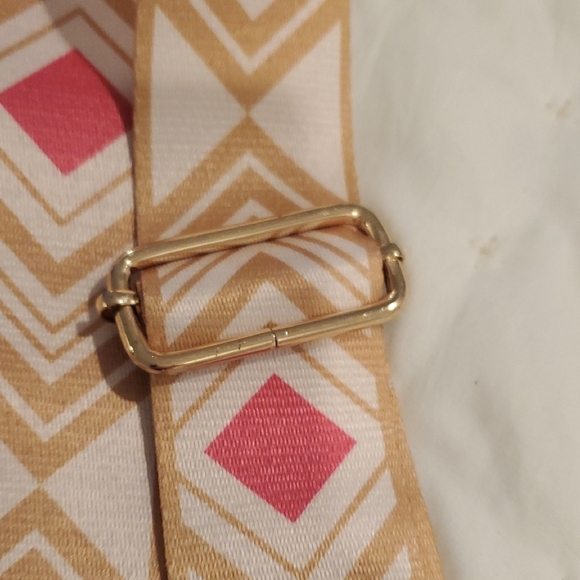 Gold and Cream Geometric Strap with Elegant Design - Picture 2 of 4